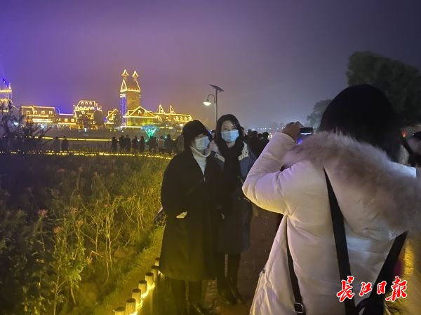 气温低热度高，山东江苏等6省近3万游客周末来汉，赞武汉夜景迷人